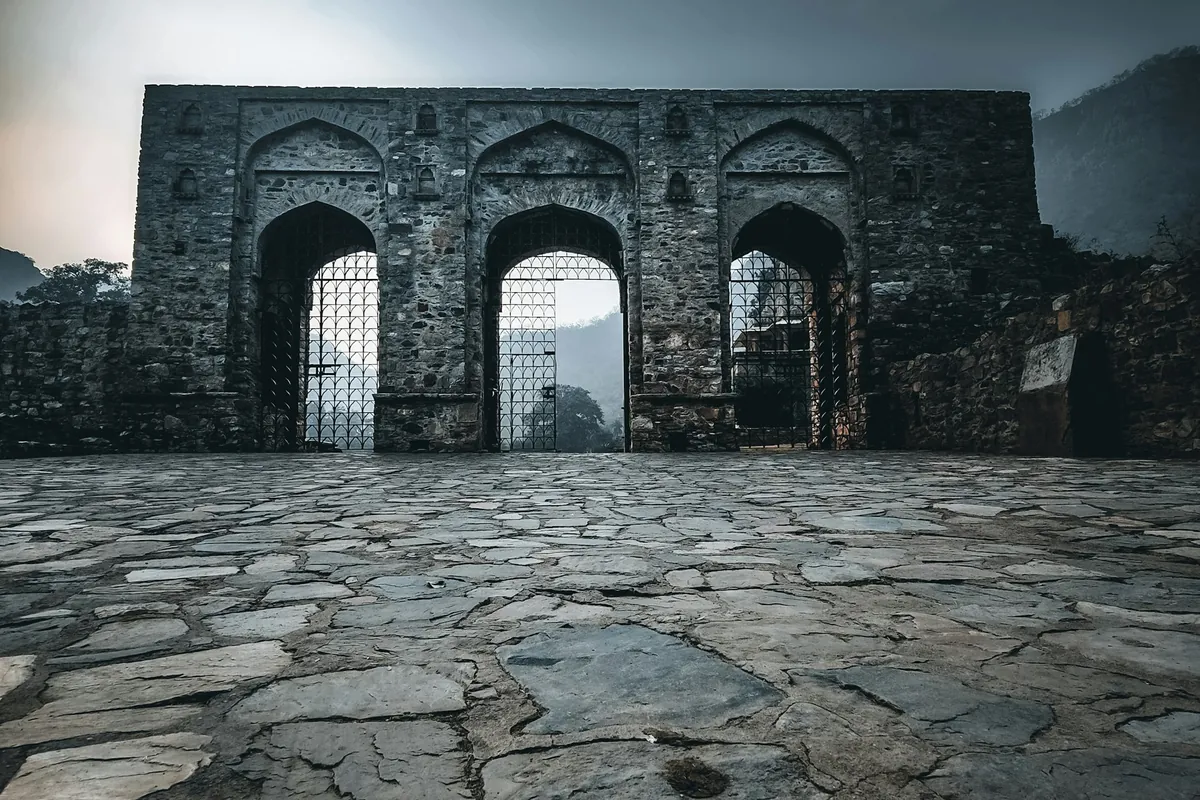 Old stone fort gateway in Alwar – Jaipur to Alwar taxi service