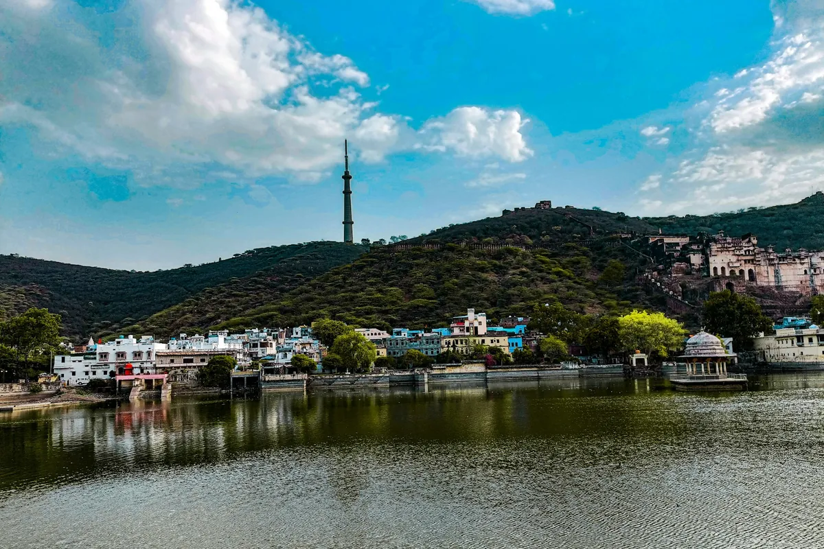 Nawal Sagar Lake and Taragarh hills, Bundi – Jaipur to Bundi taxi service