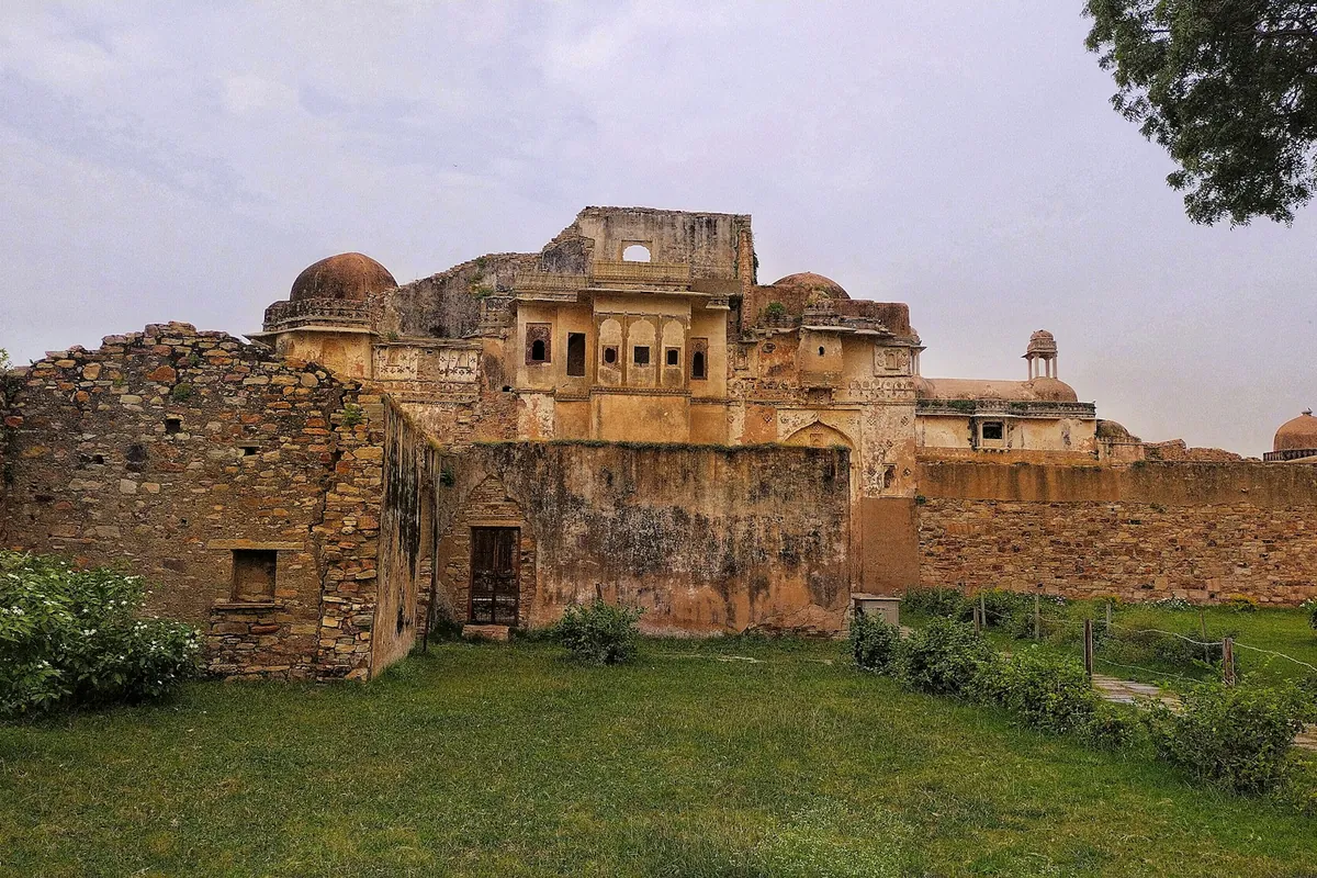 Palace ruins inside Chittorgarh Fort – Jaipur to Chittorgarh taxi service