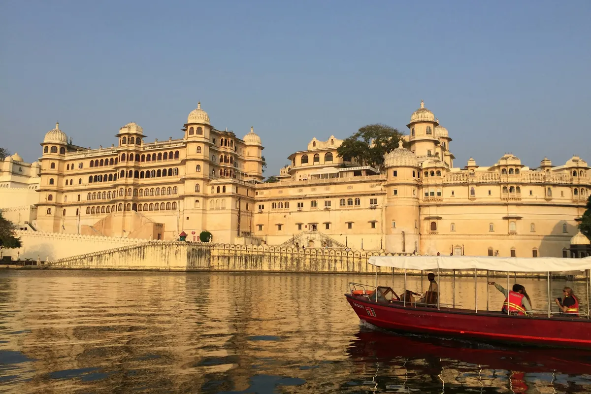City Palace on Lake Pichola, Udaipur – Jaipur to Udaipur taxi service